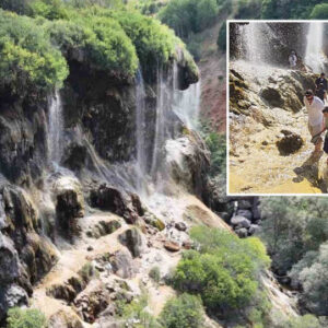 bozkirin ortasinda vaha sicaktan bunalanlar akin ediyor vrd2uZj7