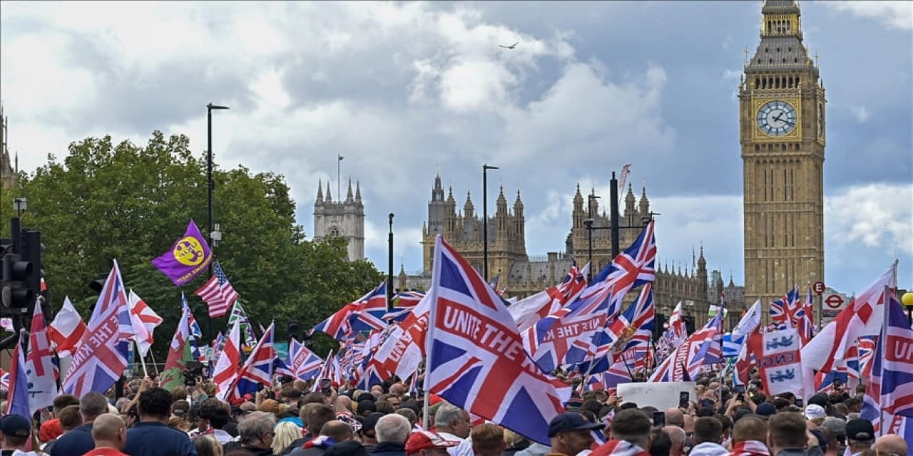 asiri sag protestolar londrayi karistirdi 26 polis yaralandi nx8L4SIK
