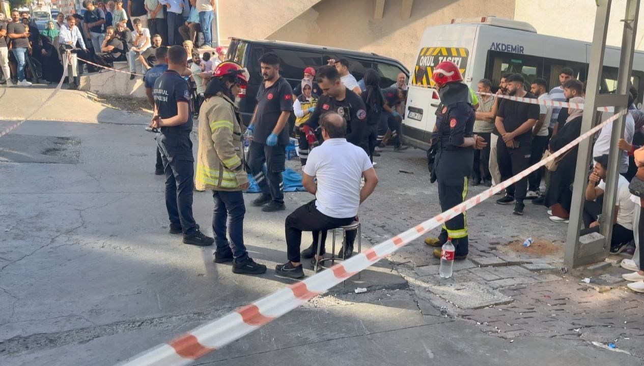 esenyurtta servis minibusunun carptigi anne yaralandi bebegi hayatini kaybetti dSAOlUEz