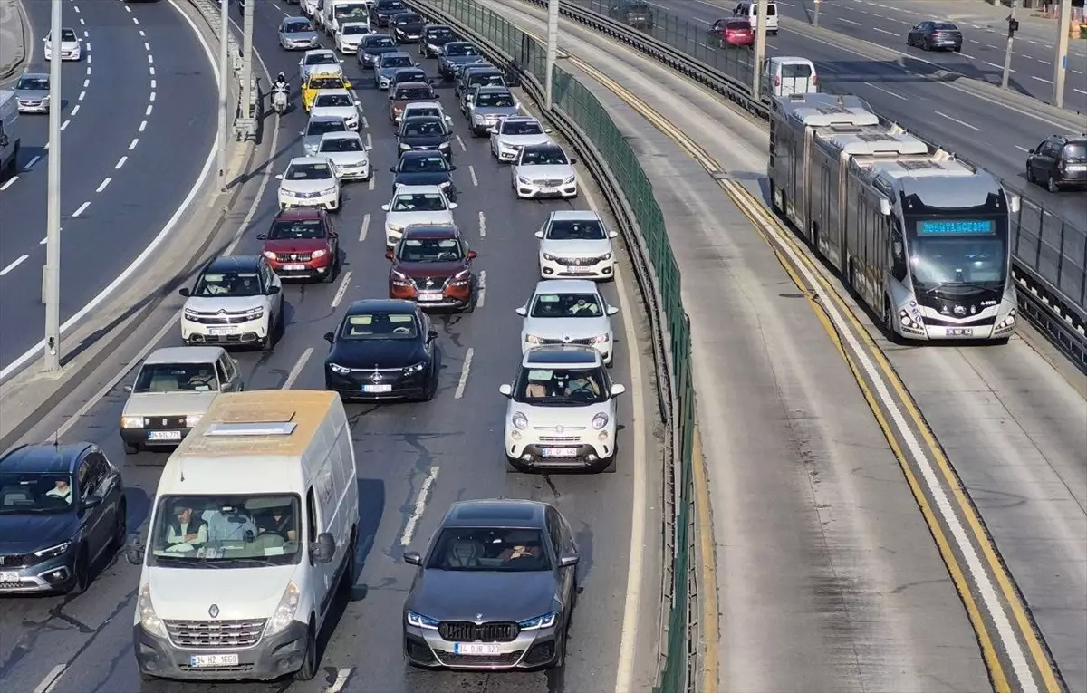 istanbulda haftanin dorduncu is gununde trafik yogunlugu yasaniyor 5PtkRDcS