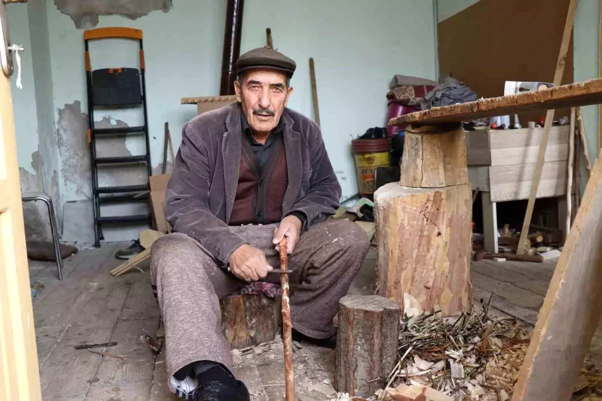 79 yasindaki adamin tahta ile hayat mucadelesi k5rBzC6X.jpg