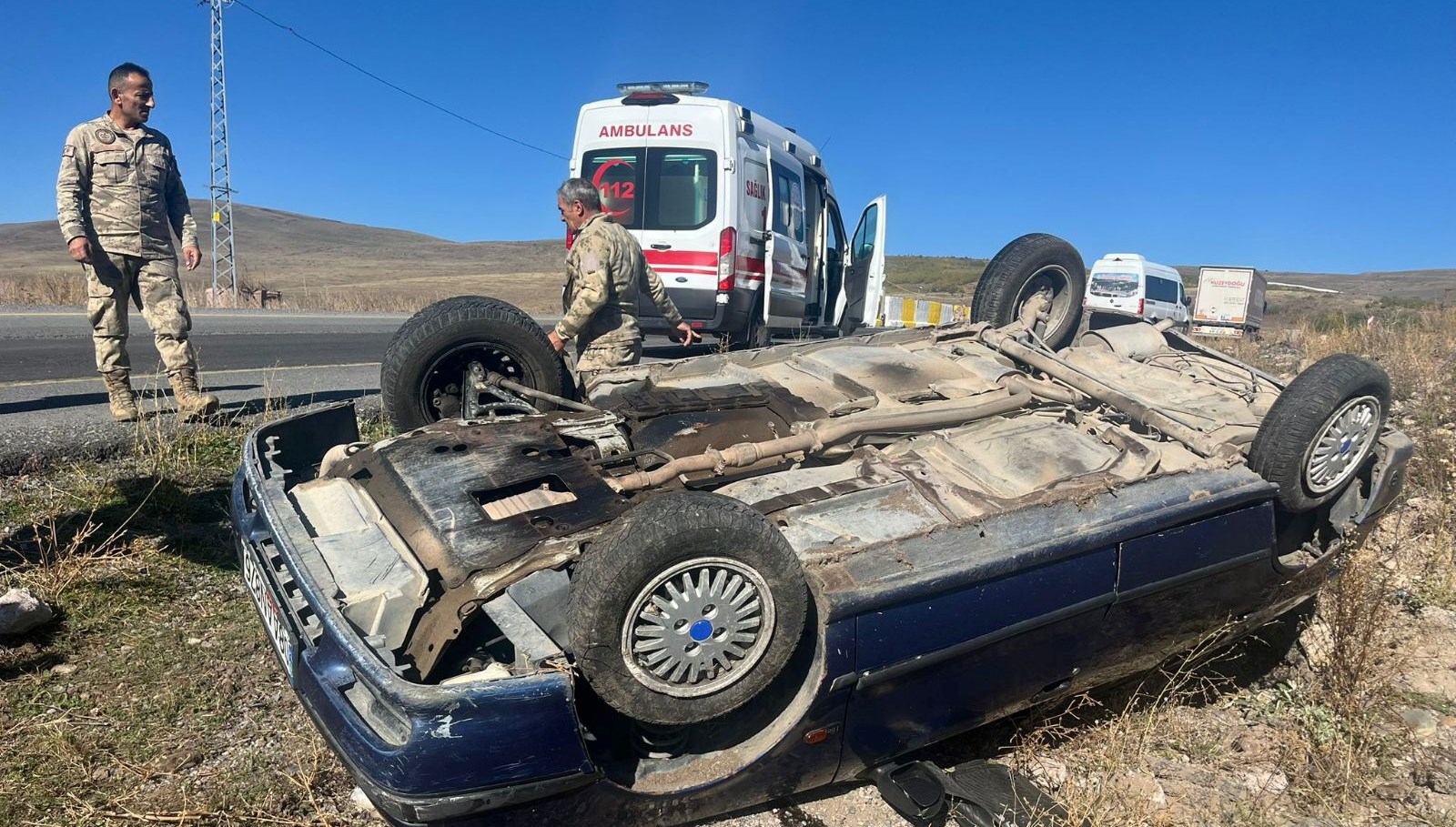 ardahanda kontrolden cikan otomobil devrildi dort yarali VwnjkmJ3