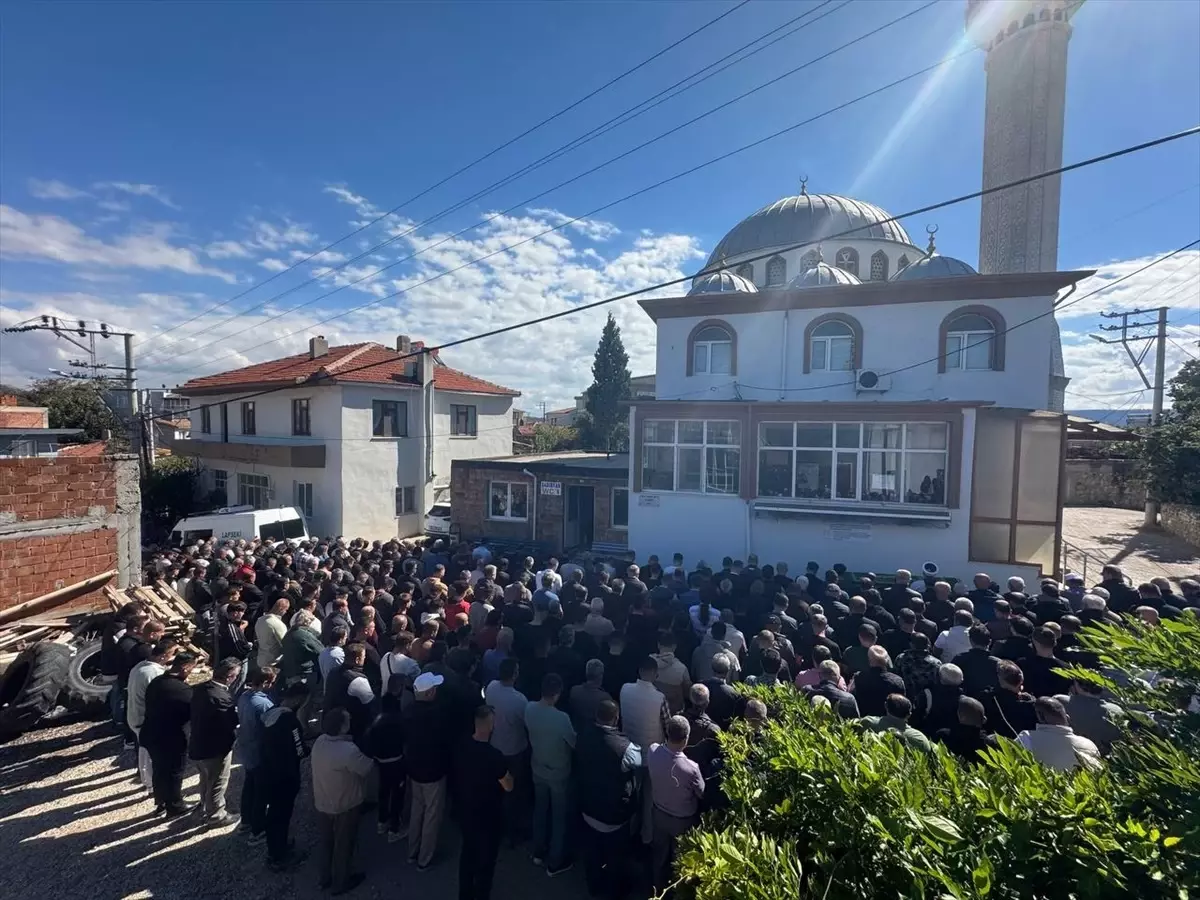 canakkalede otomobil yangininda hayatini kaybeden mehmet ozdemir defnedildi RQ3cDe1X