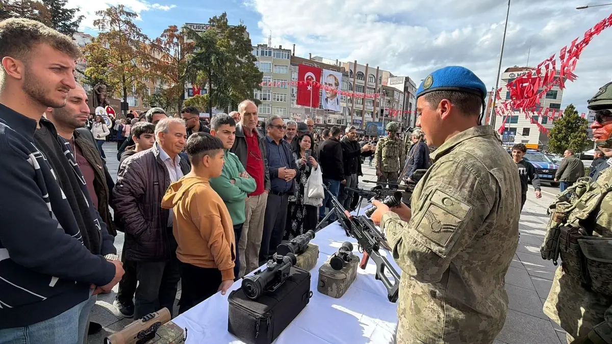 corluda 29 ekim kutlamalari ve silah sergisi u6hLuTgi.jpg