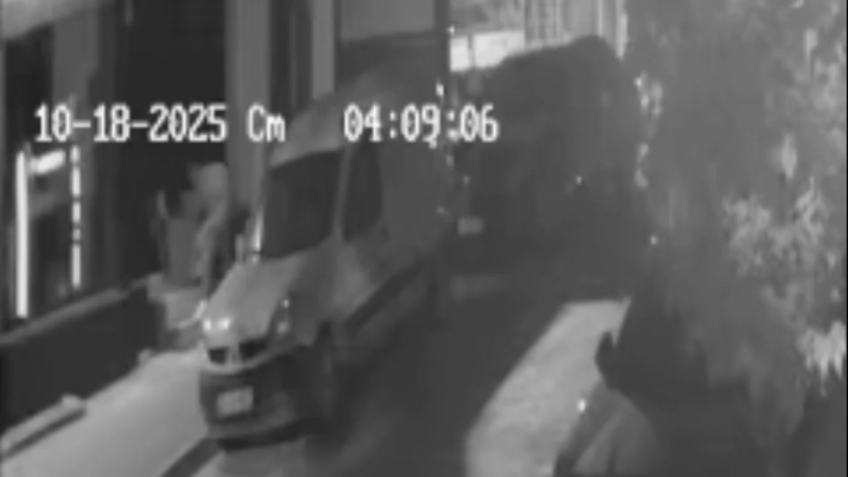 istanbulda is yerindeki kasayi acamayinca tasiyarak caldilar XivzFnyW.jpg