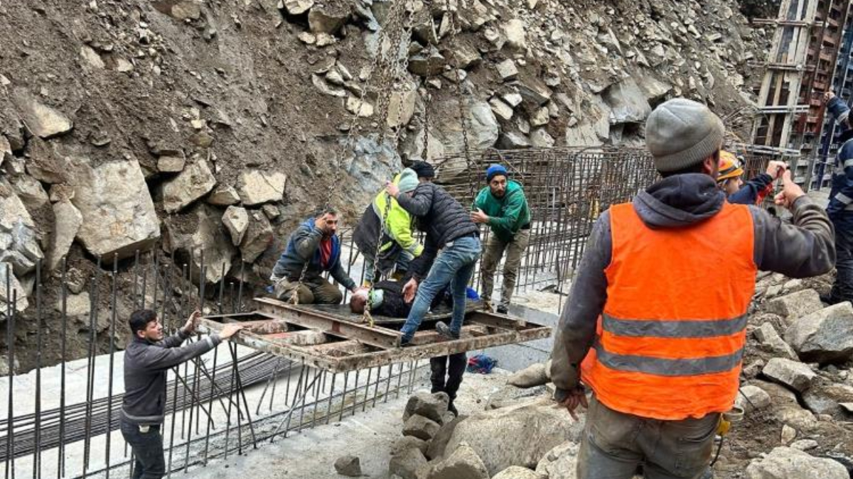 rizede duvar insaatinda kalip coktu 5 isci yaralandi qr5Ji6h7.jpg