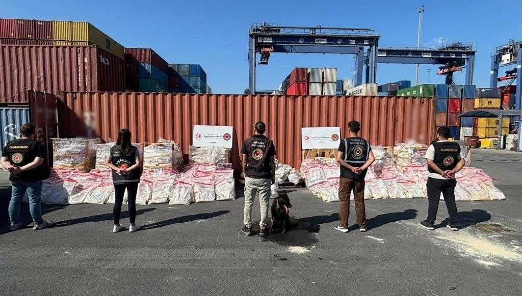 turkiye ile ispanyadan ortak operasyon fosil ununa emdirilmis 17 ton kokain ele gecirildi WeqtW9RL.jpg