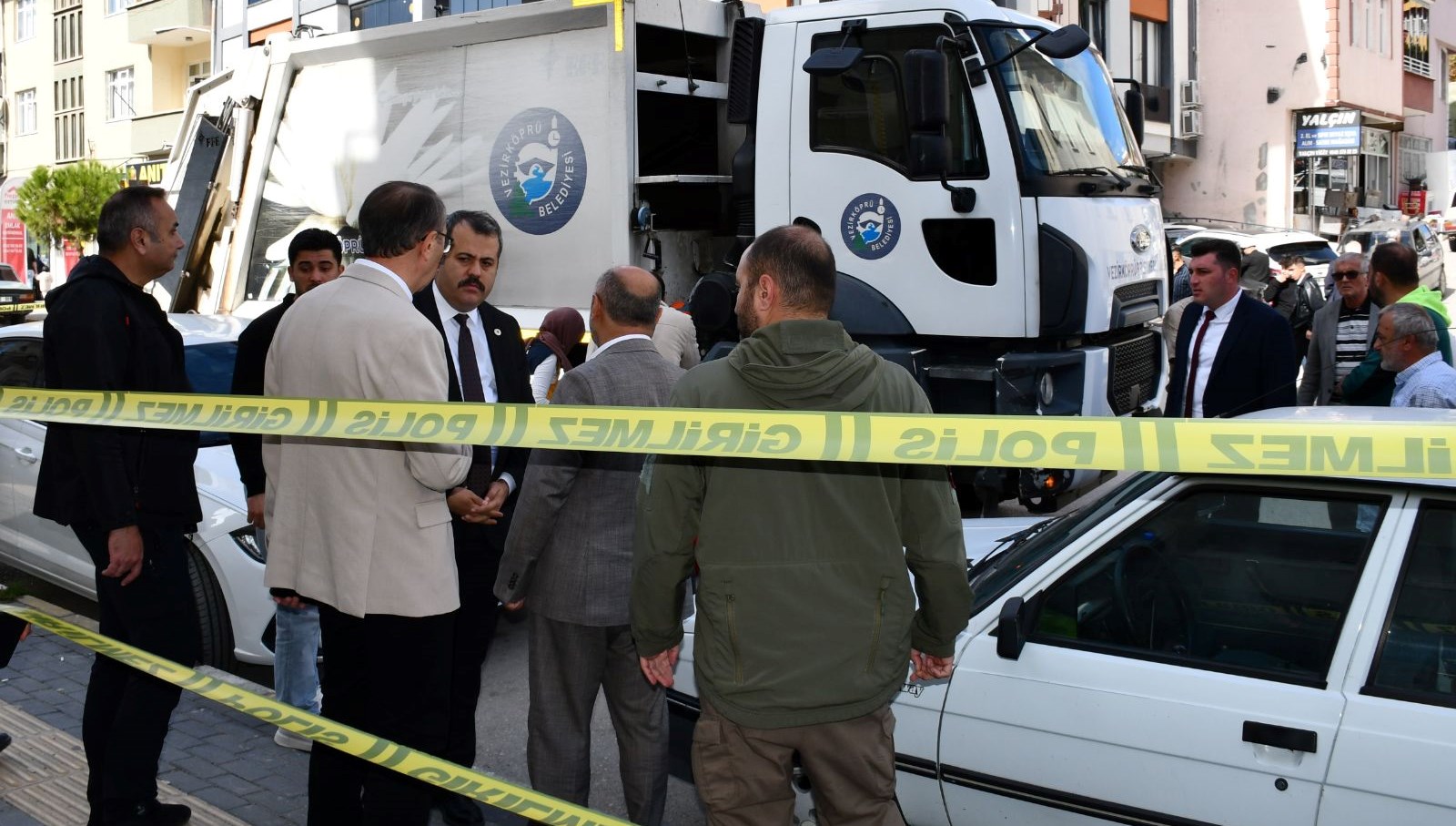 yasli adam cop kamyonunun altinda kaldi qQNVtRFv.jpg