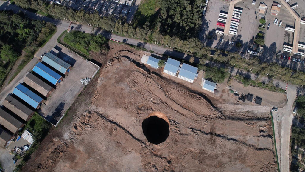 felaketin-esiginden-donuldu-santiye-sahasinda-45-metre-derinliginde-obruk-olustu-zmPVP1I3