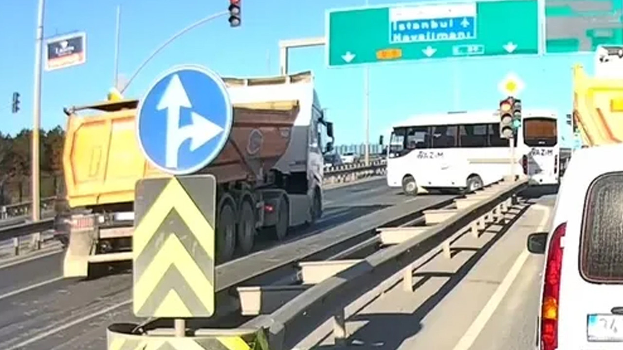 Kırmızı Işığı İhlal Eden Hafriyat Kamyonu, Servis Araçına Çarptı: Sürücü Hayatını Kurtardı