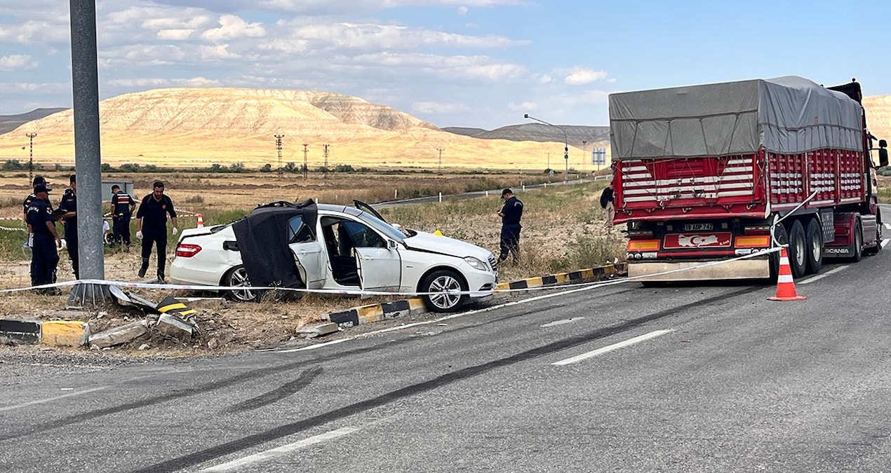 Cankirida kamyon ile otomobil carpisti 3 kisi hayatini kaybetti gHzg983W